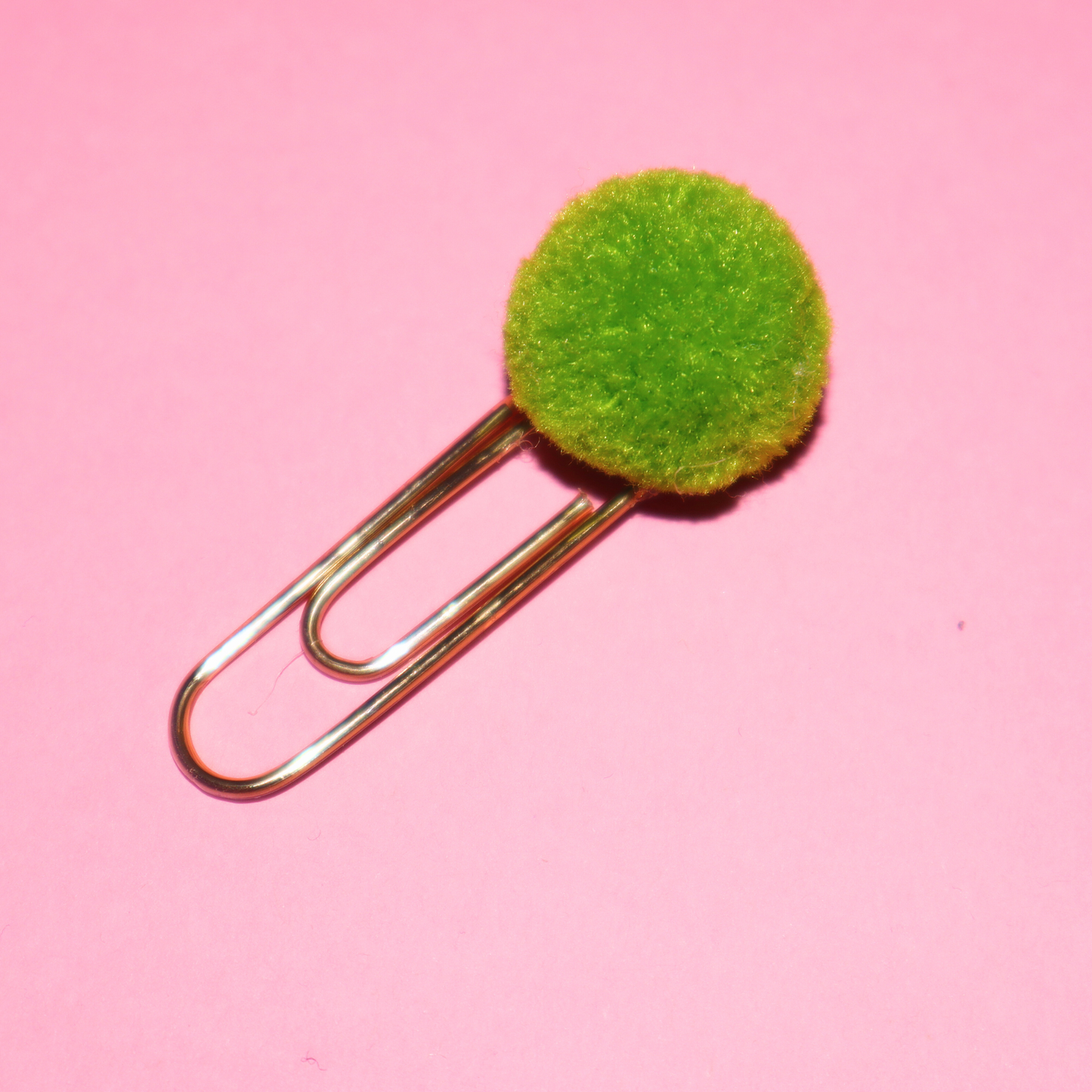 Binders med Fargerik Pompom Ball