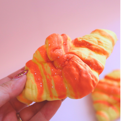 (OUTLET) Squishy Bakery Croissant 17cm